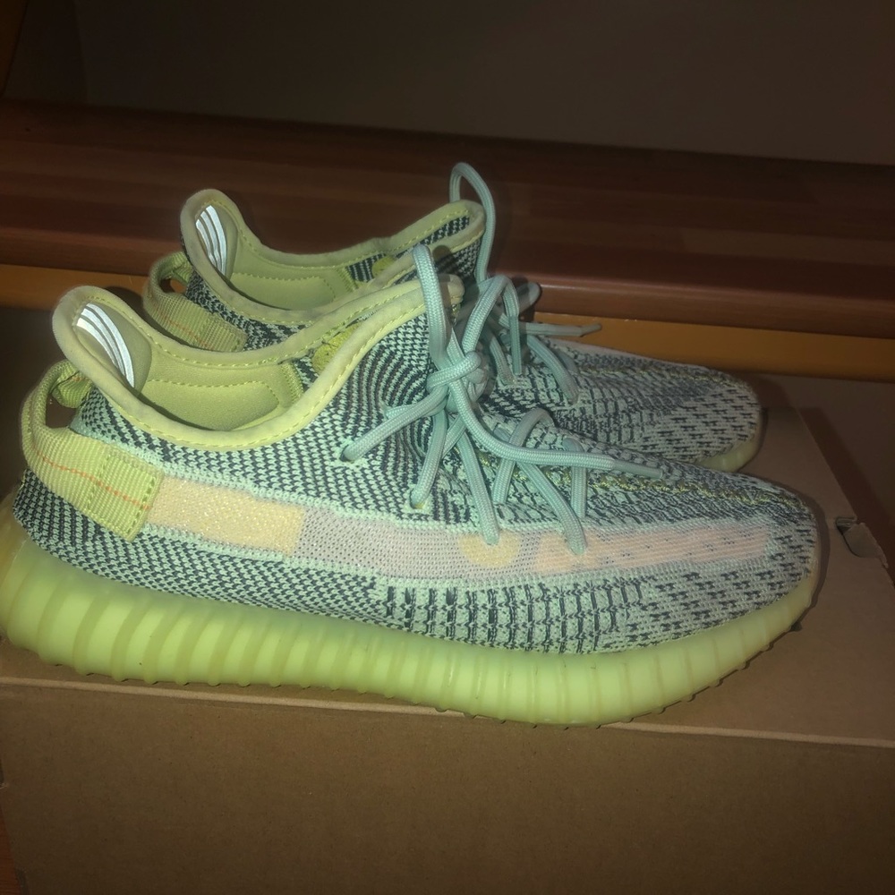 Yeezy350v2 - Picture 3 of 4